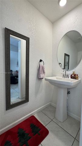 2805 NW 180th St, Miami Gardens, FL 33056