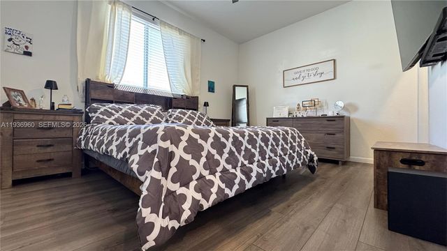 2805 NW 180th St, Miami Gardens, FL 33056