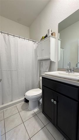 2805 NW 180th St, Miami Gardens, FL 33056