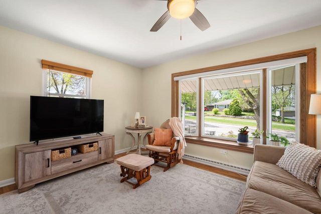 1447 Grand AVENUE, Waukesha, WI 53189