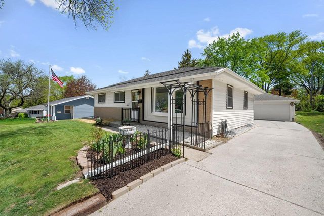 1447 Grand AVENUE, Waukesha, WI 53189