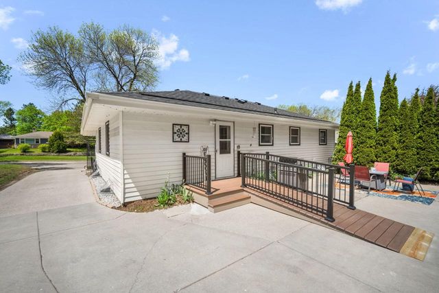 1447 Grand AVENUE, Waukesha, WI 53189