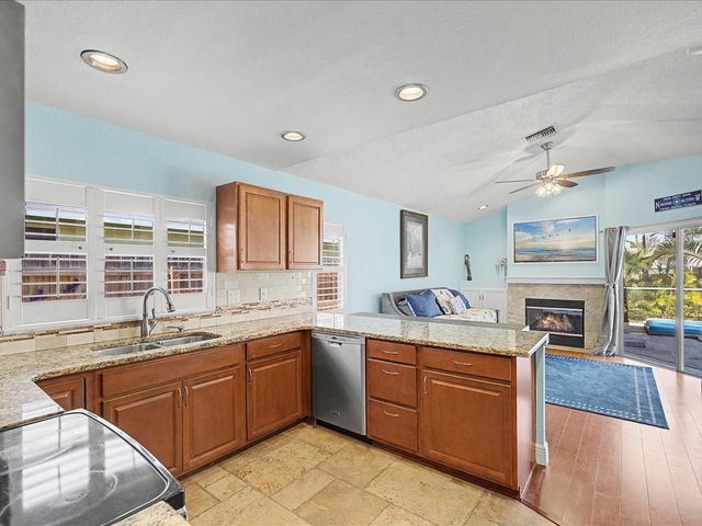 402 VILLAGE DRIVE, Tarpon Springs, FL 34689