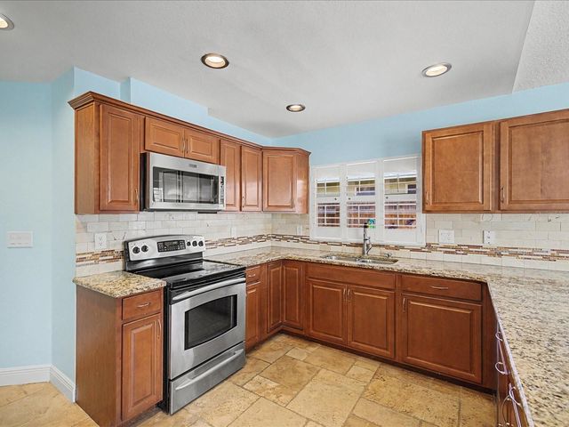 402 VILLAGE DRIVE, Tarpon Springs, FL 34689