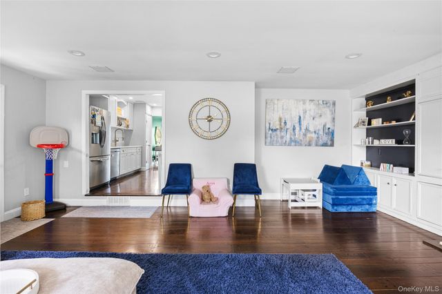 30 Clay Pitts Road, Greenlawn, NY 11740