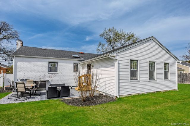 30 Clay Pitts Road, Greenlawn, NY 11740