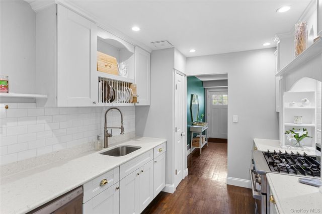 30 Clay Pitts Road, Greenlawn, NY 11740