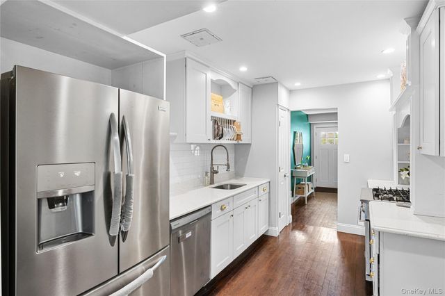 30 Clay Pitts Road, Greenlawn, NY 11740