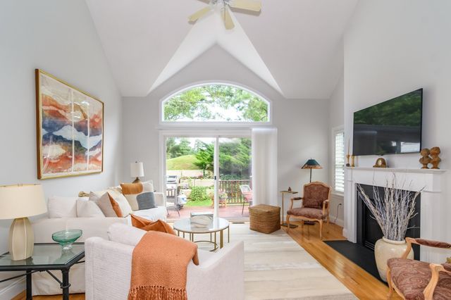 14 Sea Knoll Ct 14, Bourne, MA 02532