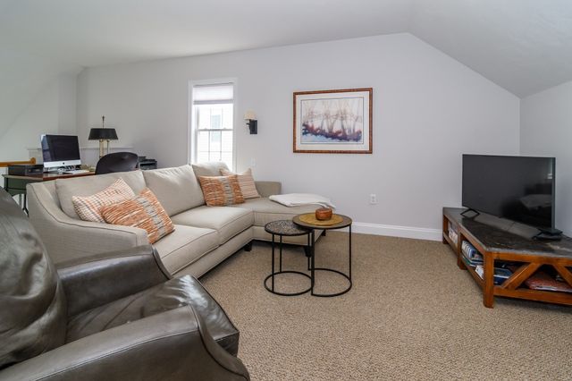 14 Sea Knoll Ct 14, Bourne, MA 02532