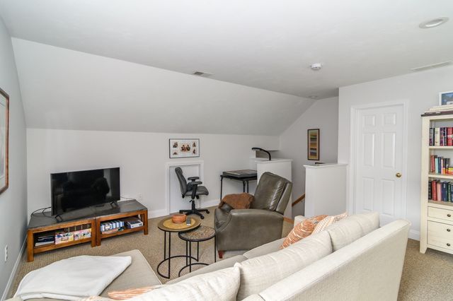 14 Sea Knoll Ct 14, Bourne, MA 02532