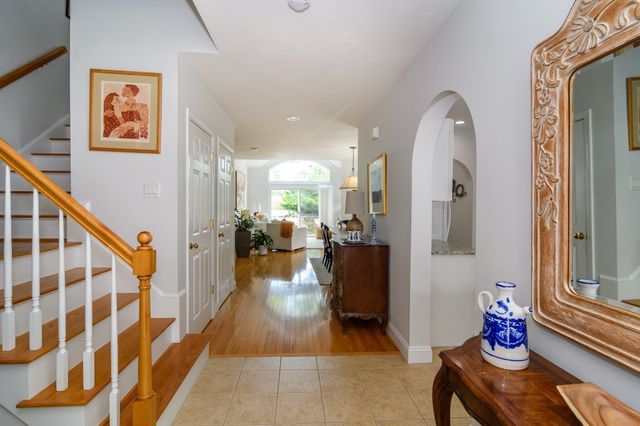 14 Sea Knoll Ct 14, Bourne, MA 02532