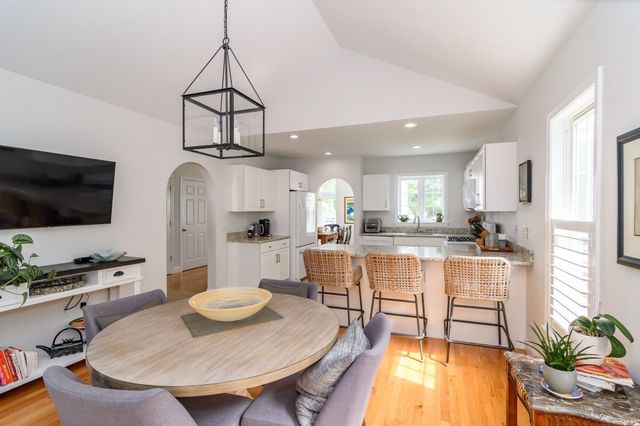 14 Sea Knoll Ct 14, Bourne, MA 02532