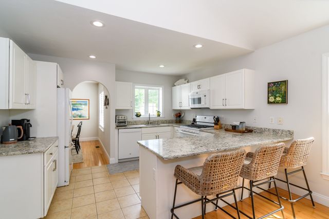 14 Sea Knoll Ct 14, Bourne, MA 02532
