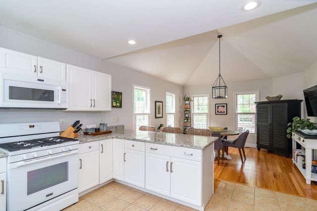 14 Sea Knoll Ct 14, Bourne, MA 02532