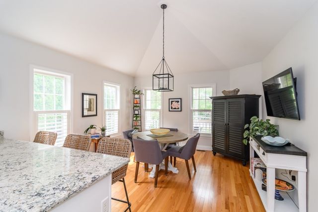 14 Sea Knoll Ct 14, Bourne, MA 02532