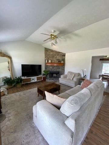 704 Pinoak Drive, Nicholasville, KY 40356