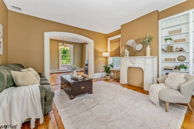 106 Brunswick Ave, Lebanon Boro, NJ 08833