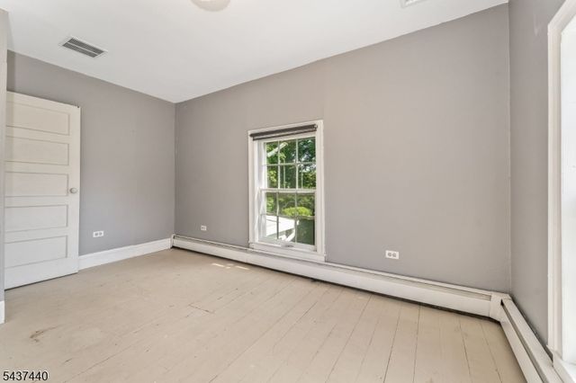 106 Brunswick Ave, Lebanon Boro, NJ 08833