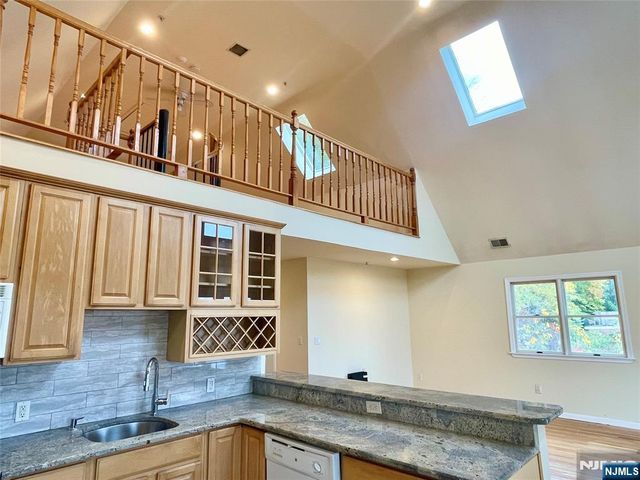 662 Undercliff Avenue 2nd floor, Edgewater, NJ 07020