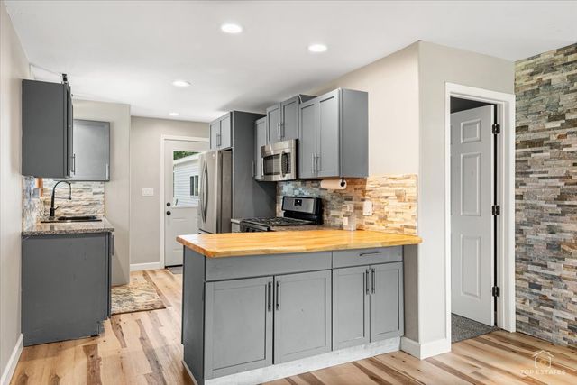 2622 W Emerald Court, Mchenry, IL 60051
