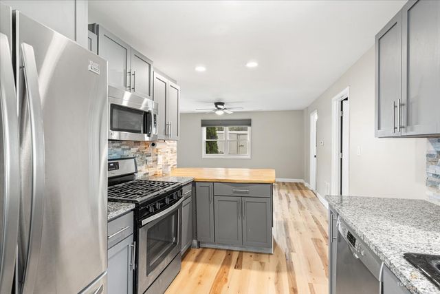 2622 W Emerald Court, Mchenry, IL 60051