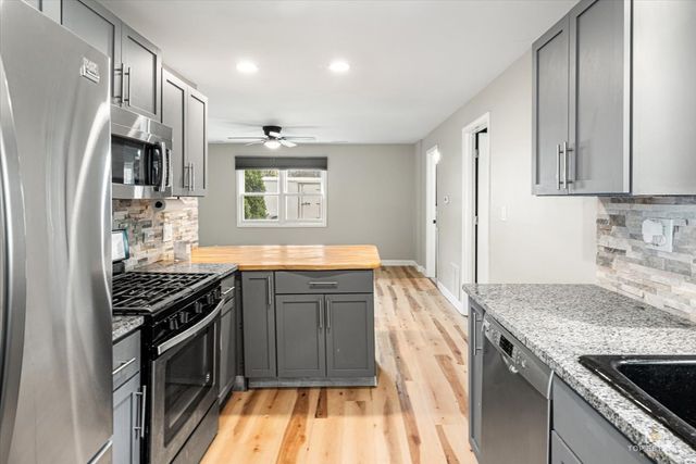 2622 W Emerald Court, Mchenry, IL 60051