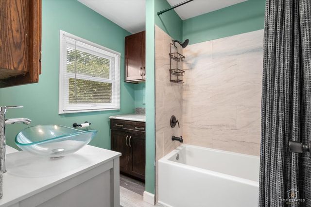 2622 W Emerald Court, Mchenry, IL 60051