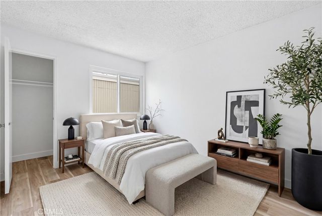 22137 Burbank 3, Woodland Hills, CA 91367