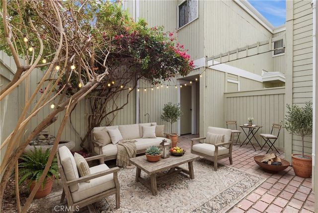 22137 Burbank 3, Woodland Hills, CA 91367