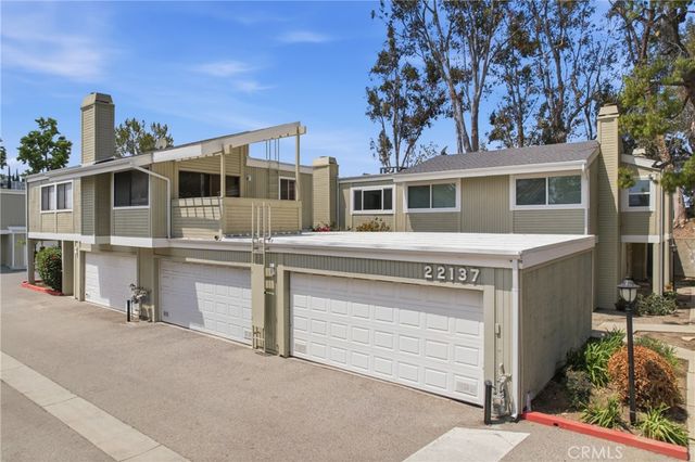 22137 Burbank 3, Woodland Hills, CA 91367