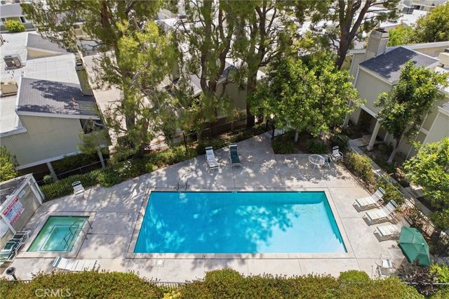 22137 Burbank 3, Woodland Hills, CA 91367