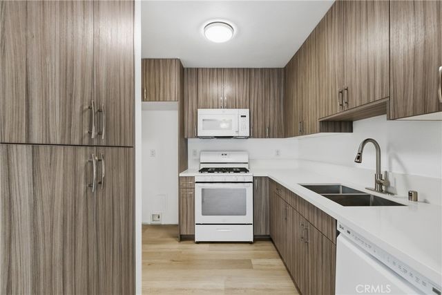 22137 Burbank 3, Woodland Hills, CA 91367