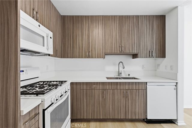 22137 Burbank 3, Woodland Hills, CA 91367