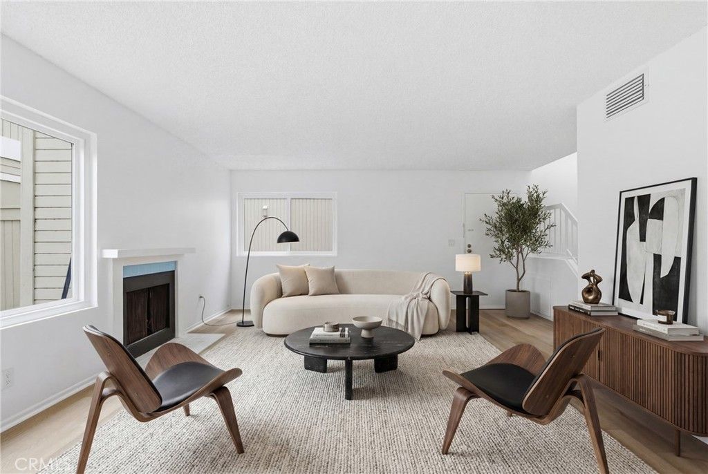 22137 Burbank 3, Woodland Hills, CA 91367