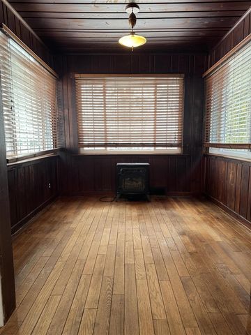 920 Clinton Avenue, Update, MI 48079