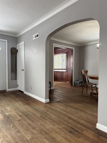 920 Clinton Avenue, Update, MI 48079