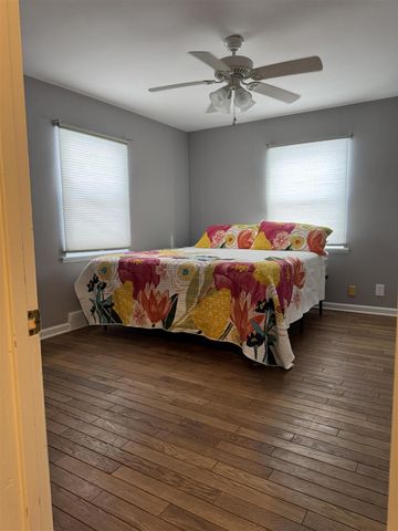 920 Clinton Avenue, Update, MI 48079