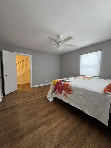 920 Clinton Avenue, Update, MI 48079