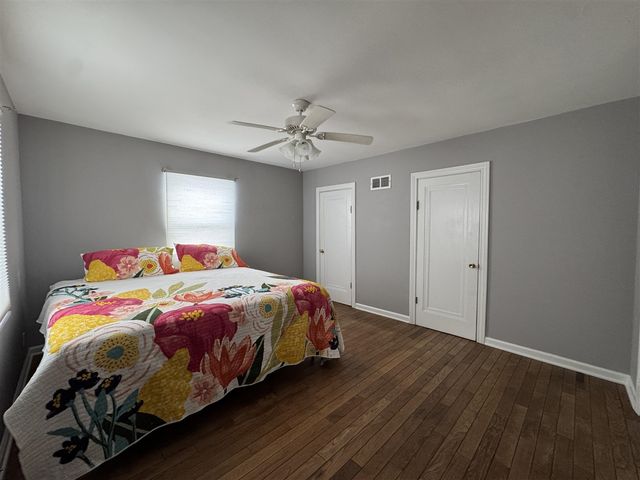 920 Clinton Avenue, Update, MI 48079