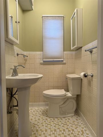 920 Clinton Avenue, Update, MI 48079