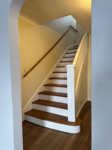 920 Clinton Avenue, Update, MI 48079