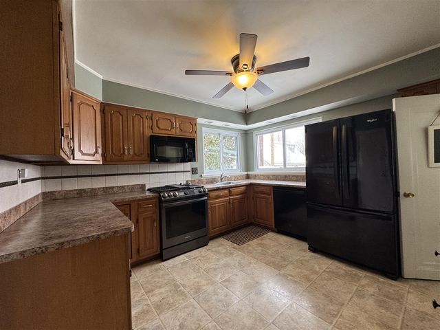 920 Clinton Avenue, Update, MI 48079