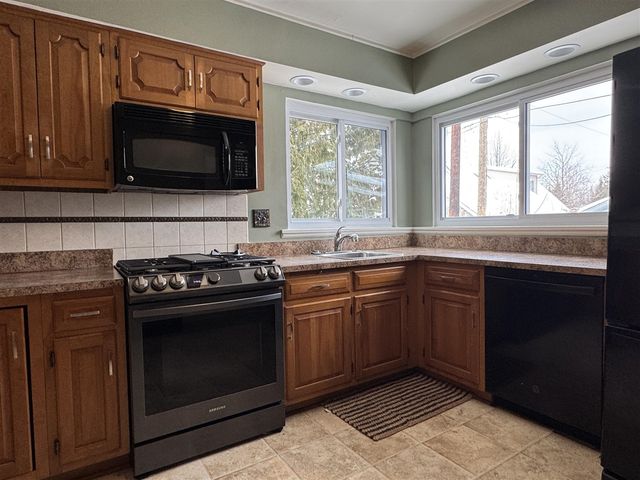 920 Clinton Avenue, Update, MI 48079