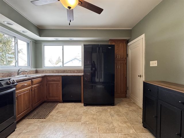 920 Clinton Avenue, Update, MI 48079