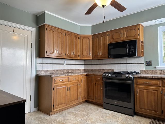 920 Clinton Avenue, Update, MI 48079