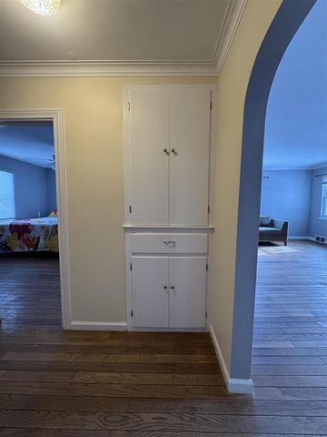 920 Clinton Avenue, Update, MI 48079