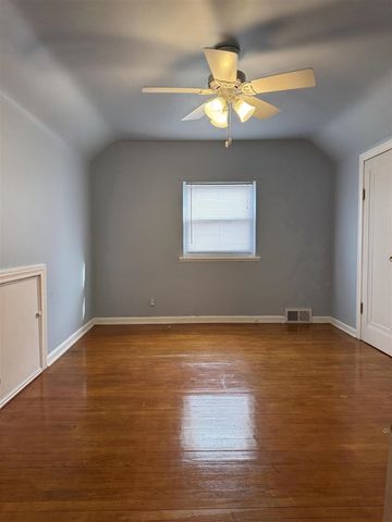 920 Clinton Avenue, Update, MI 48079