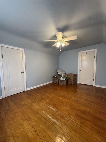 920 Clinton Avenue, Update, MI 48079