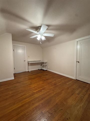 920 Clinton Avenue, Update, MI 48079